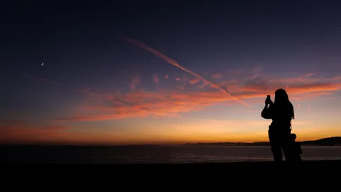 Celular con ícono de conexión satelital Entel SpaceX Starlink en Chile
