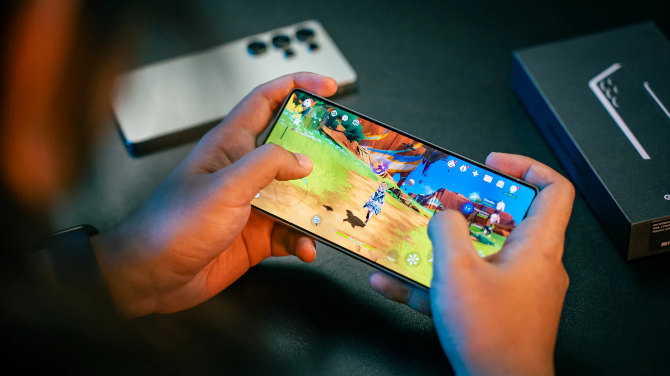 Celular gaming en Chile 2026 con pantalla de alta tasa de refresco