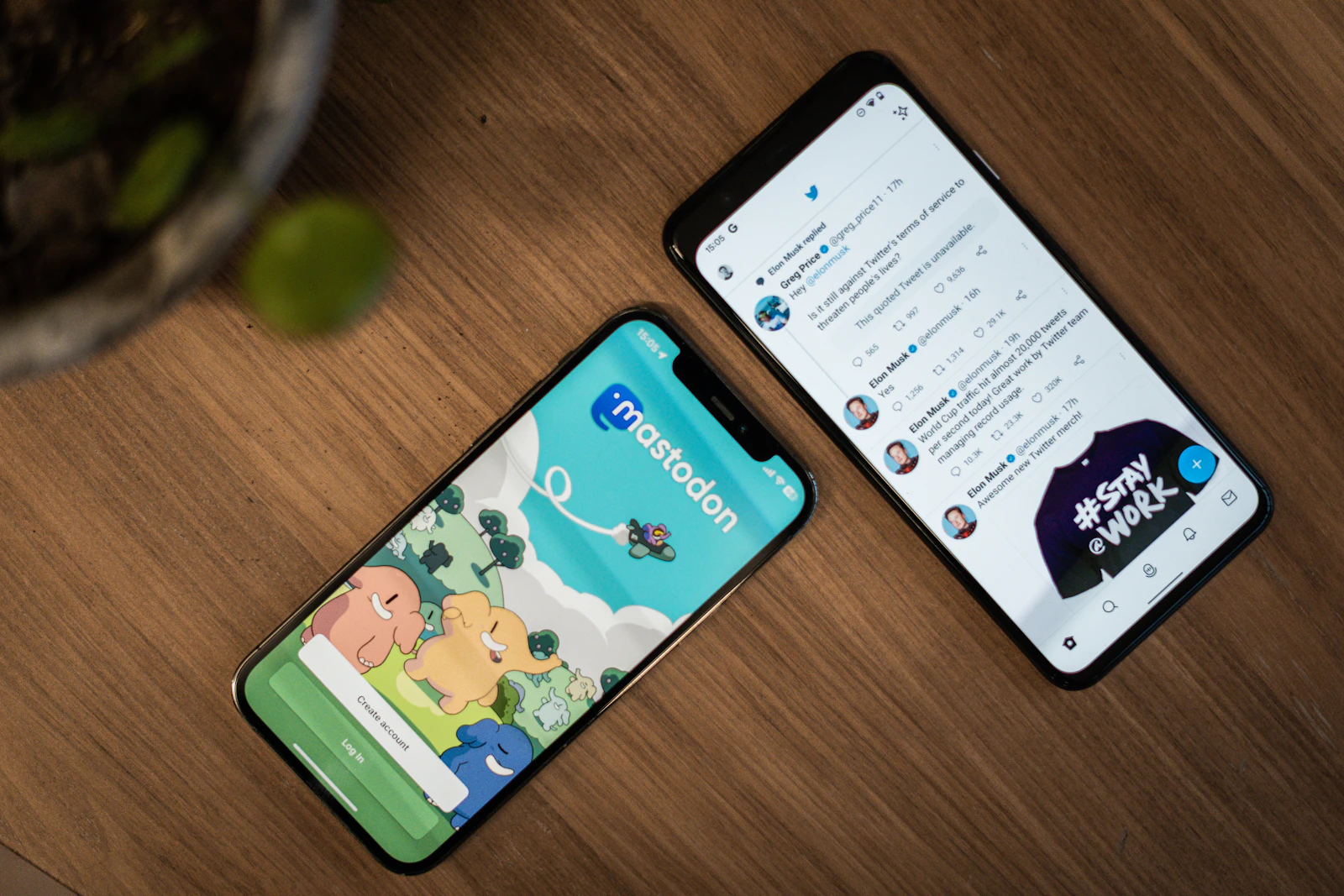Dos celulares de distinto tamaño sobre una mesa de madera, uno grande y uno compacto